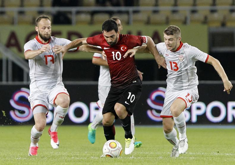 Arda Turan uçakta gazeteciye saldırdı