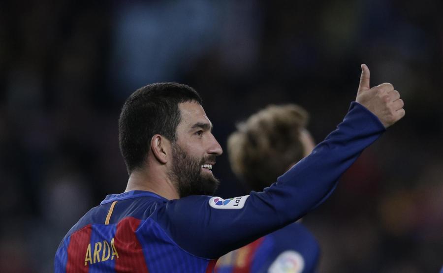 Arda Turan uçakta gazeteciye saldırdı