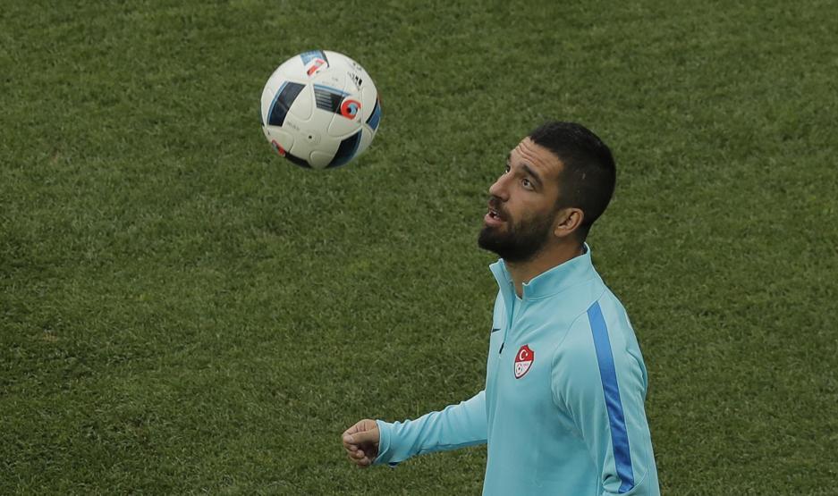 Arda Turan uçakta gazeteciye saldırdı