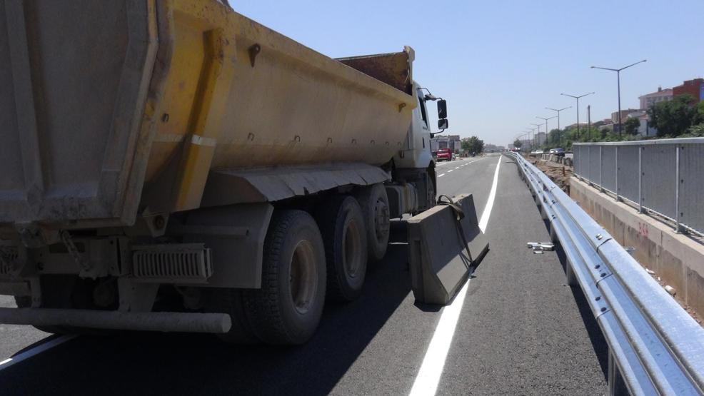İşçinin ayağı beton bariyerin altında kaldı