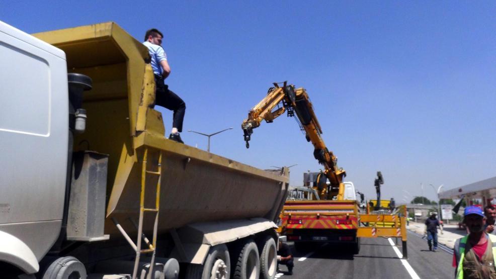İşçinin ayağı beton bariyerin altında kaldı
