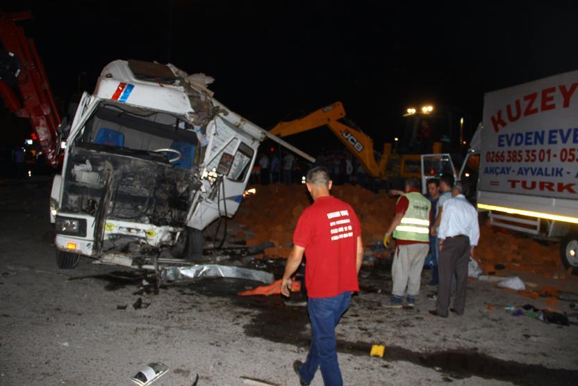 Balıkesirde 6 araç birbirine girdi: 9 yaralı