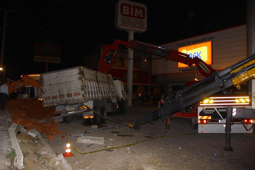Balıkesirde 6 araç birbirine girdi: 9 yaralı