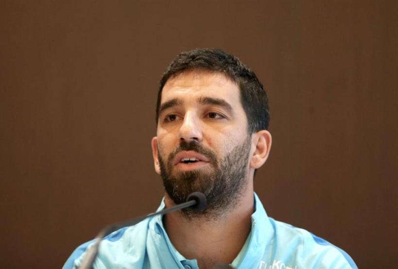 Arda Turanın işaret ettiği 2 kişi