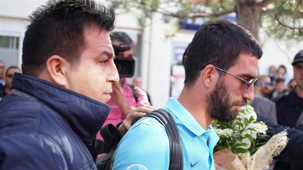 Arda Turanın işaret ettiği 2 kişi