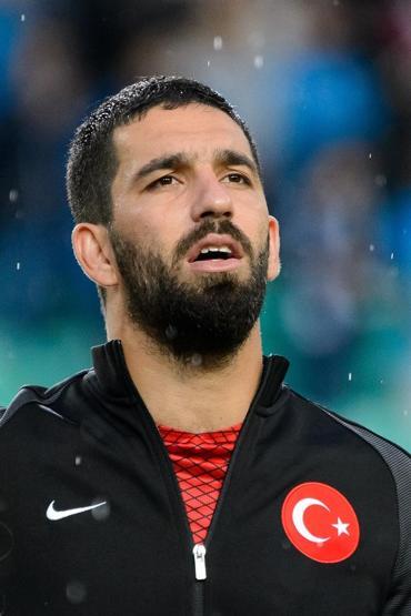 Arda Turanın işaret ettiği 2 kişi