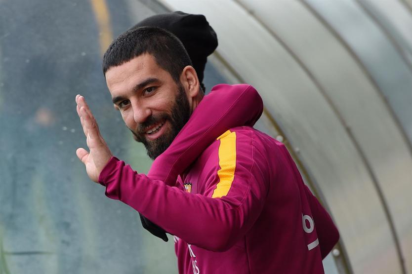 Arda Turanın işaret ettiği 2 kişi