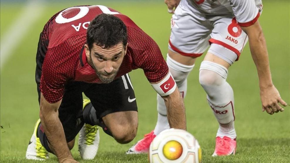 Arda Turanın işaret ettiği 2 kişi