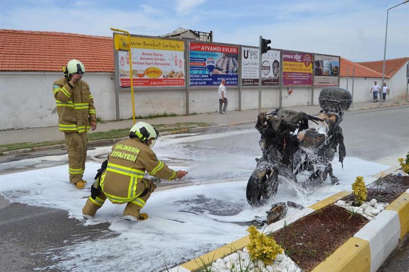 Motosiklet seyir halinde alev aldı