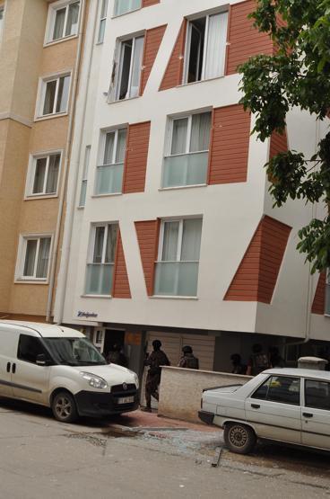 Üniversiteli kızı evinde rehin alıp dehşet saçtı
