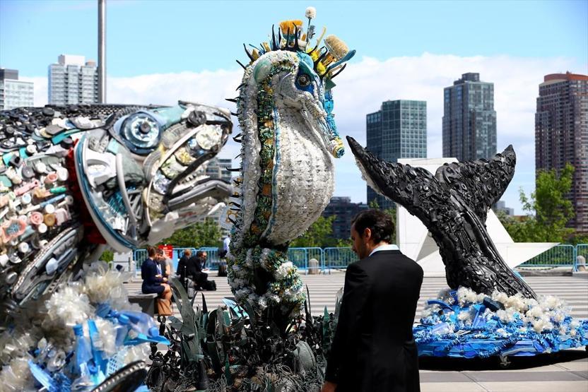 Okyanustan çıkan çöple sanat yaptılar