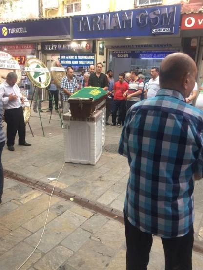 Bir garip cenaze töreni. Tabutu çamaşır makinesi üzerine konuldu