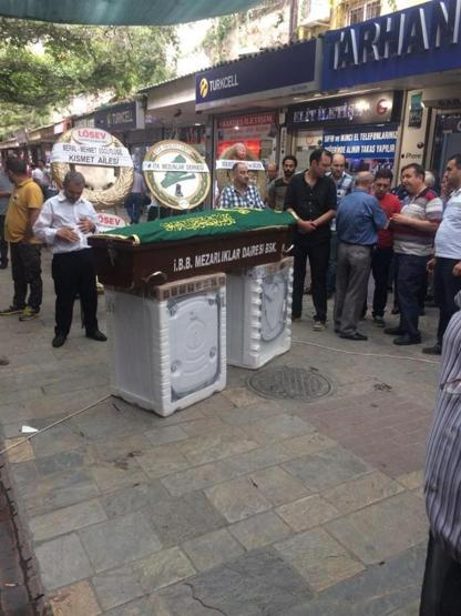 Bir garip cenaze töreni. Tabutu çamaşır makinesi üzerine konuldu