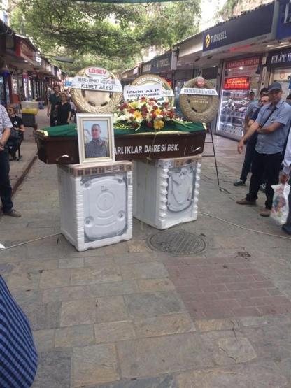 Bir garip cenaze töreni. Tabutu çamaşır makinesi üzerine konuldu