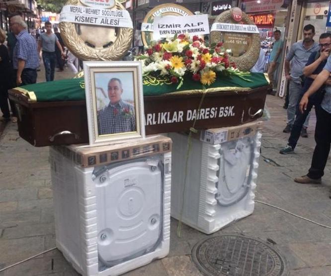 Bir garip cenaze töreni. Tabutu çamaşır makinesi üzerine konuldu