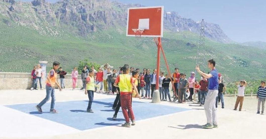 Siirt dağları arasında Şampiyonlar Ligi müziği