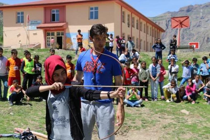 Siirt dağları arasında Şampiyonlar Ligi müziği