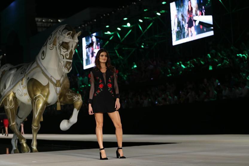 Adriana Lima Antalyada podyuma çıktı