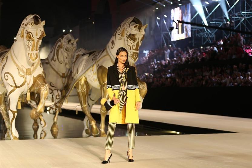 Adriana Lima Antalyada podyuma çıktı