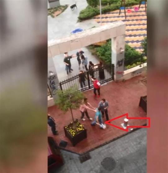 Cihangirde parkta köpek gezdirenlere metal boruyla saldırdı