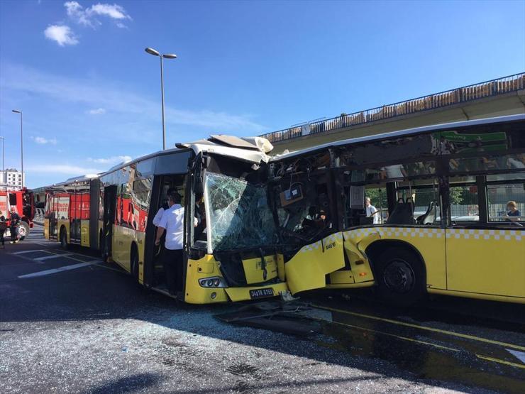 Kafa kafaya çarpışan metrobüs kazasından ilk kareler