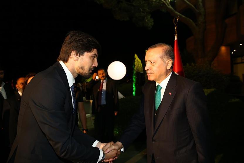 Erdoğan sanatçı ve sporculara Tarabya Köşkünde iftar verdi