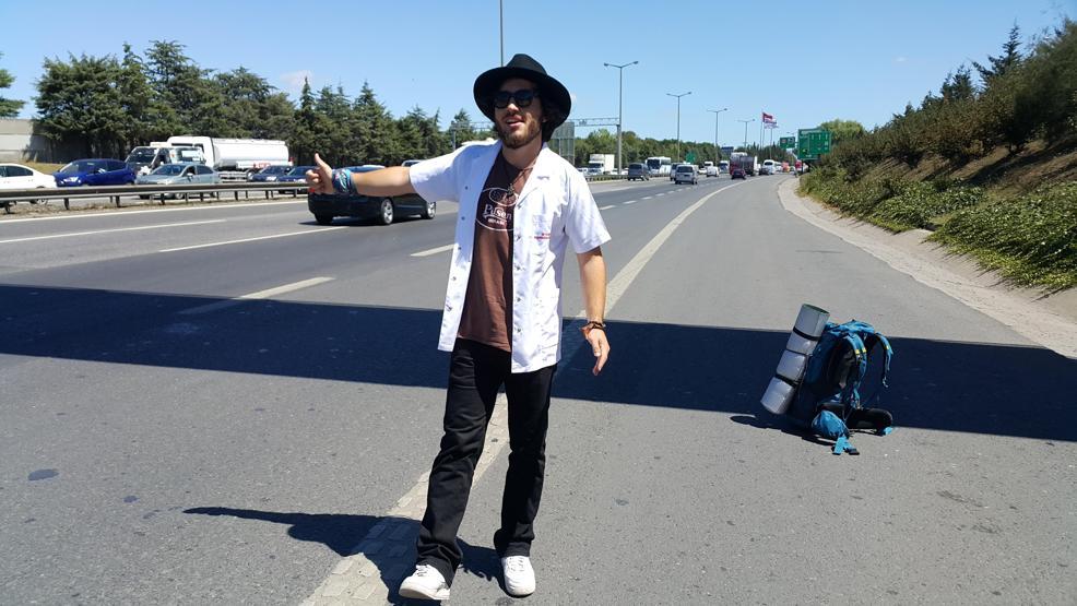 Bardağa çizimler yaptı, kazandığıyla dünyayı dolaştı