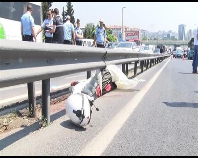 Motosikletiyle bariyerlere çarparak öldü