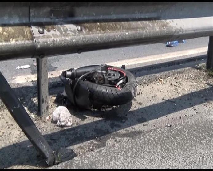 Motosikletiyle bariyerlere çarparak öldü