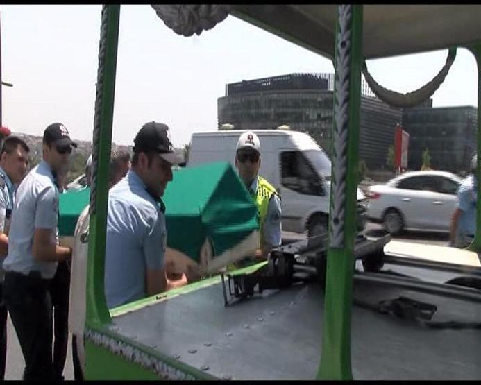 Motosikletiyle bariyerlere çarparak öldü