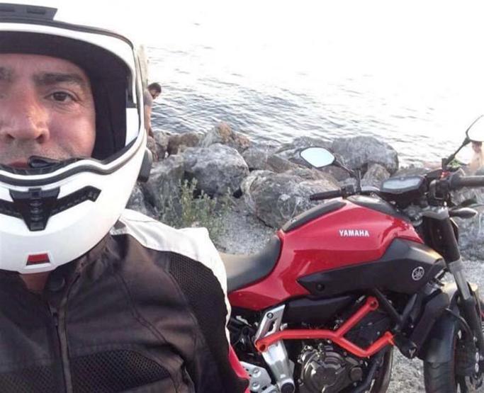 Motosikletiyle bariyerlere çarparak öldü