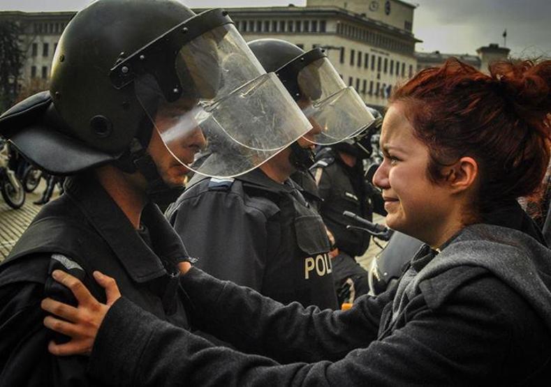 Şiddete isyan eden genç kadın, eşcinsel polisin hayatını değiştirdi