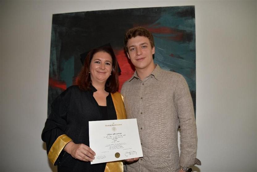 27 yıl sonra başladığı üniversiteden oğluyla beraber mezun oldu