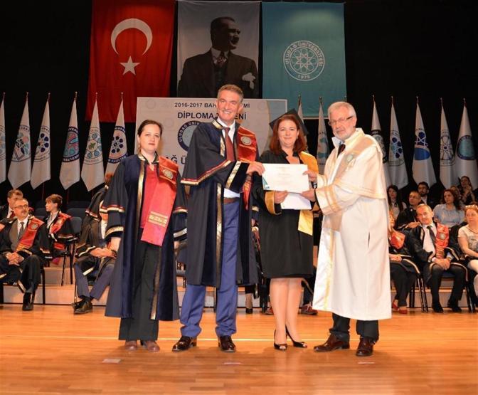27 yıl sonra başladığı üniversiteden oğluyla beraber mezun oldu