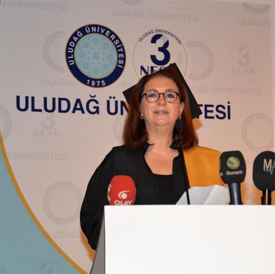 27 yıl sonra başladığı üniversiteden oğluyla beraber mezun oldu