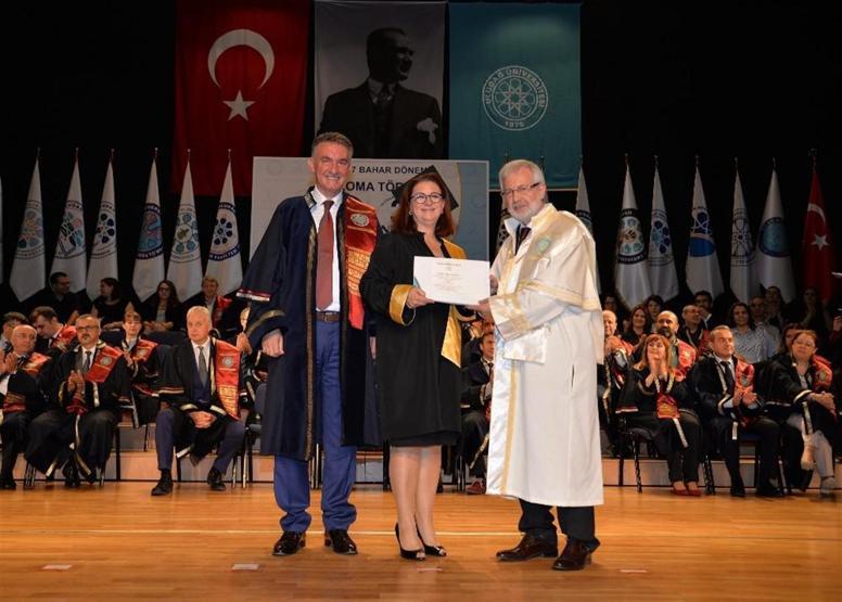 27 yıl sonra başladığı üniversiteden oğluyla beraber mezun oldu