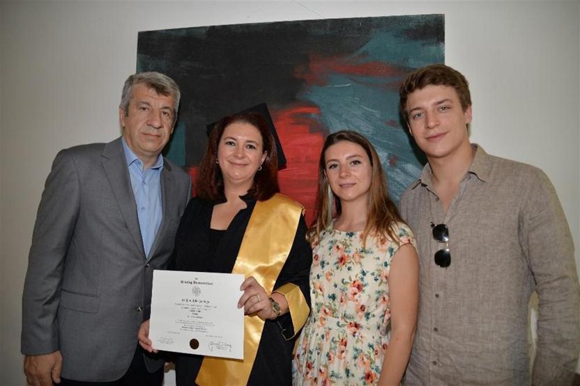 27 yıl sonra başladığı üniversiteden oğluyla beraber mezun oldu