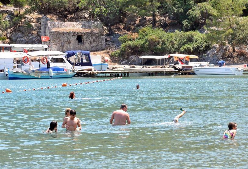 Muğlada sıcak havalarla plajlar doldu