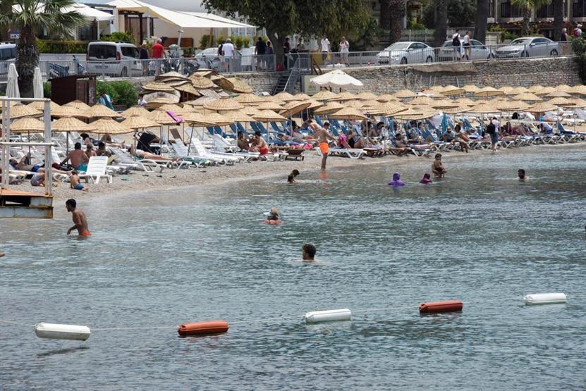 Muğlada sıcak havalarla plajlar doldu