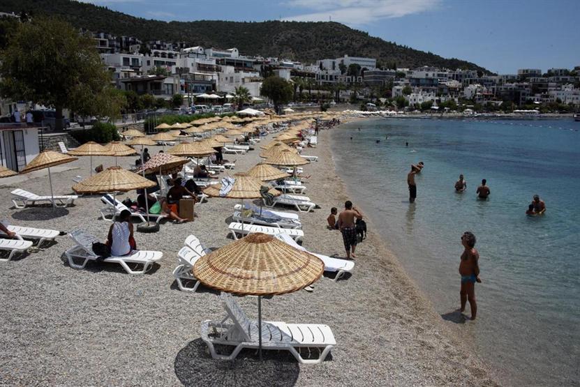 Muğlada sıcak havalarla plajlar doldu