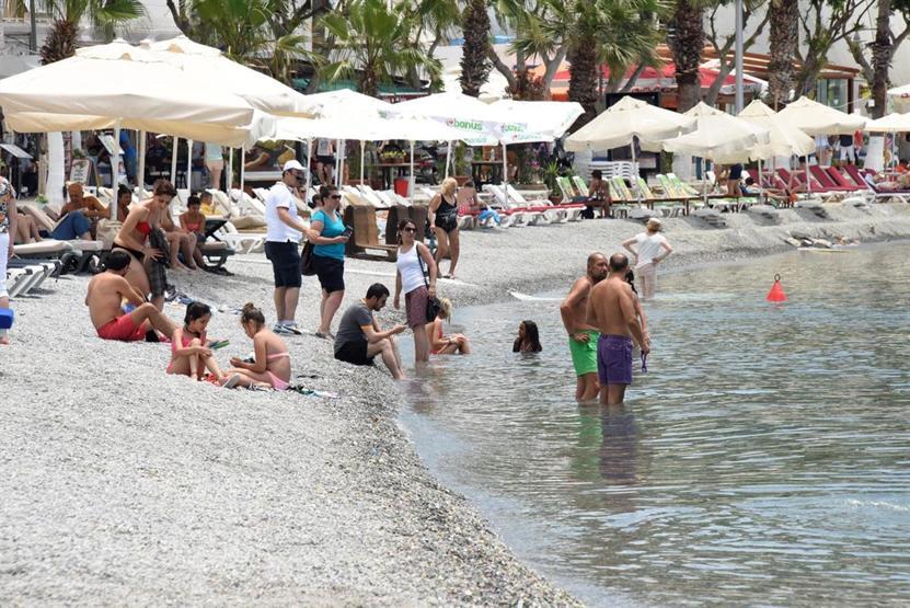 Muğlada sıcak havalarla plajlar doldu