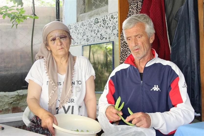 Annesini balkondan attı, babasını dövdü