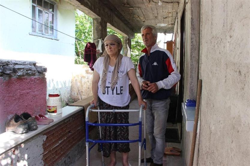 Annesini balkondan attı, babasını dövdü