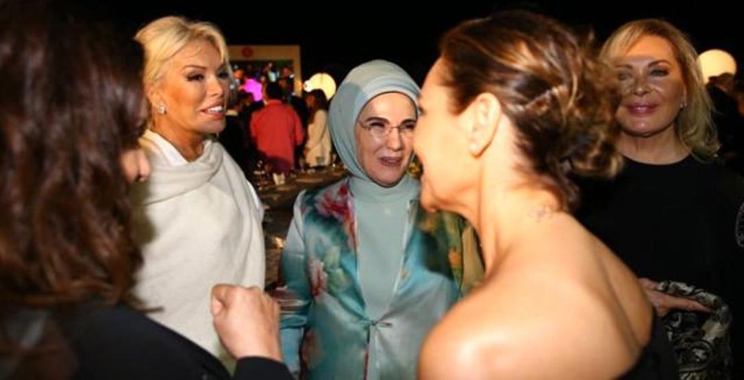 Hülya Avşardan dekolte açıklaması