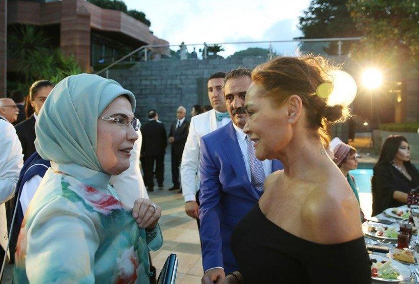 Hülya Avşardan dekolte açıklaması
