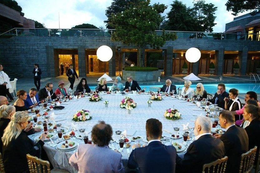 Hülya Avşardan dekolte açıklaması