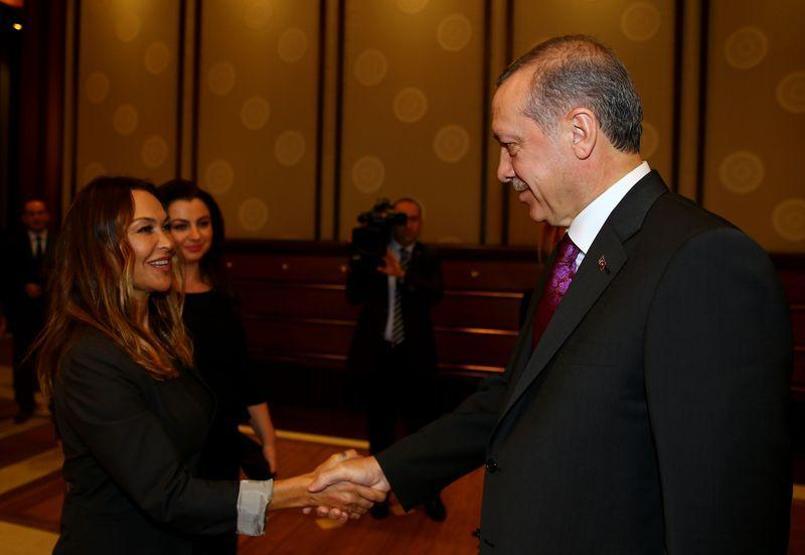 Hülya Avşardan dekolte açıklaması