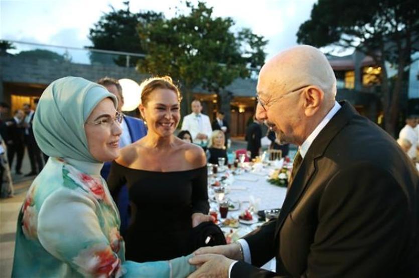 Hülya Avşardan dekolte açıklaması