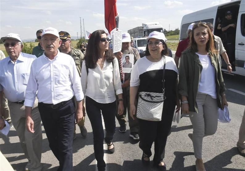 Ünlü isimler de Kemal Kılıçdaroğlu ile birlikte yürüdü