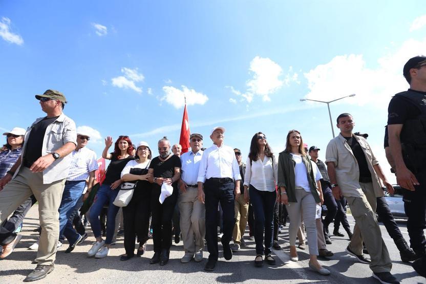 Ünlü isimler de Kemal Kılıçdaroğlu ile birlikte yürüdü